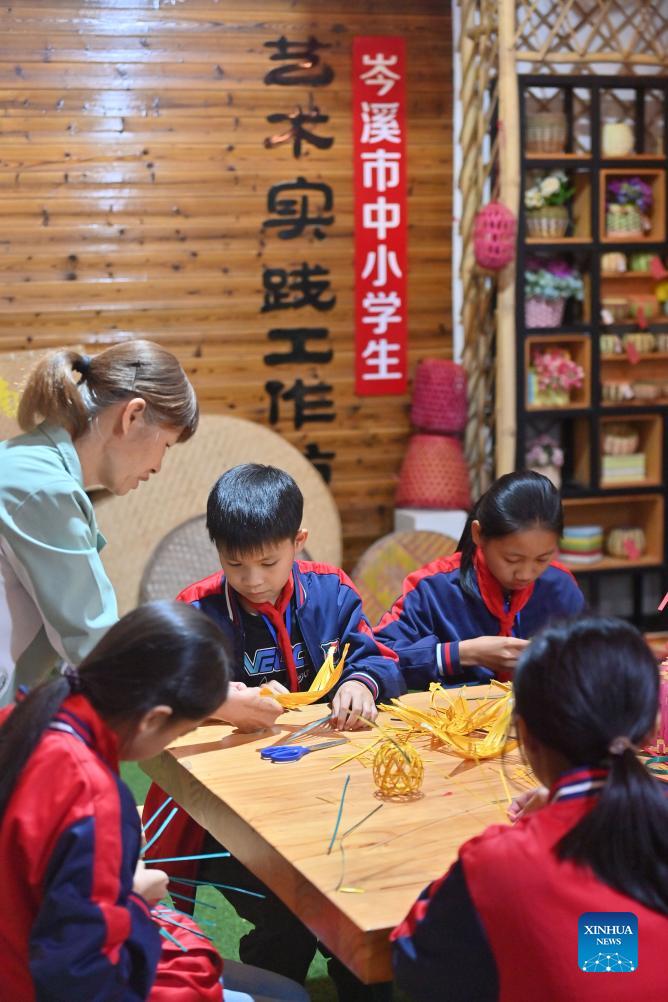 Students Learn Bamboo Weaving Skill in South China's Guangxi