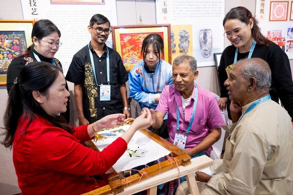GLOBALink | Artists Showcase Skills at Intangible Cultural Heritage Exhibition in Quanzhou
