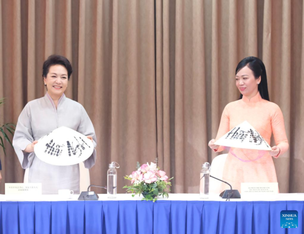 Peng Liyuan Visits Vietnam National University, Hanoi