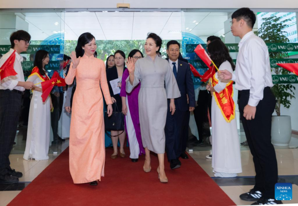 Peng Liyuan Visits Vietnam National University, Hanoi