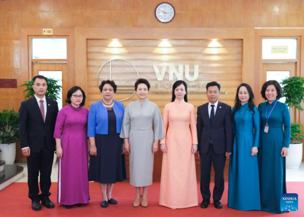 Peng Liyuan Visits Vietnam National University, Hanoi