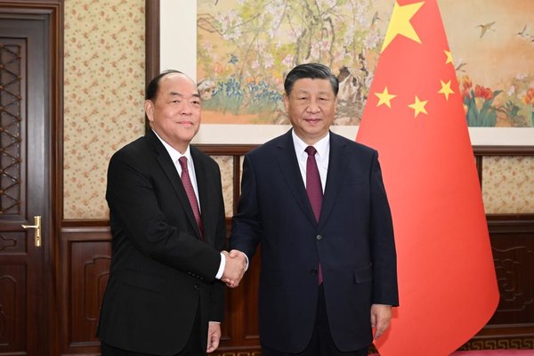 Xi Hears Report from Macao SAR Chief Executive