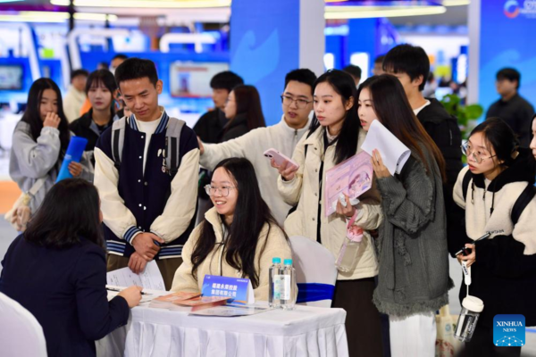 Xi visits people in Tianjin ahead of Spring Festival
