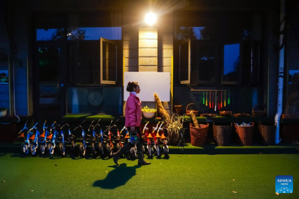 Traditional Tibetan Dance Swings Its Way into Urban Life