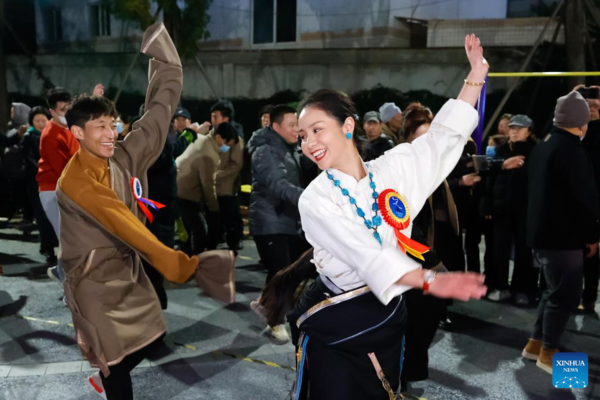 Traditional Tibetan Dance Swings Its Way into Urban Life Traditional Tibetan Dance Swings Its Way into Urban Life