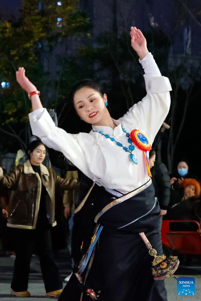 Traditional Tibetan Dance Swings Its Way into Urban Life Traditional Tibetan Dance Swings Its Way into Urban Life