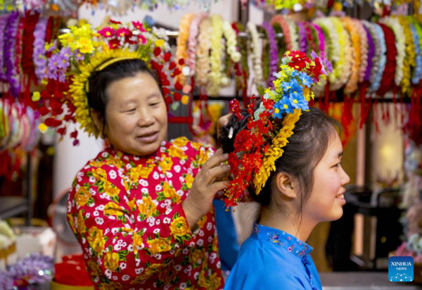 Flowery Headwear Brings Benefits to Residents in Xunpu Village, Fujian