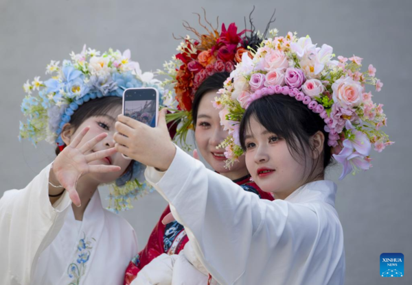 Flowery Headwear Brings Benefits to Residents in Xunpu Village, Fujian