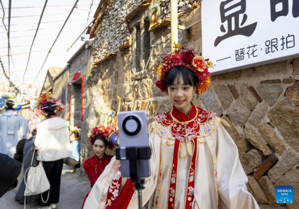 Flowery Headwear Brings Benefits to Residents in Xunpu Village, Fujian