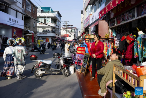 Flowery Headwear Brings Benefits to Residents in Xunpu Village, Fujian