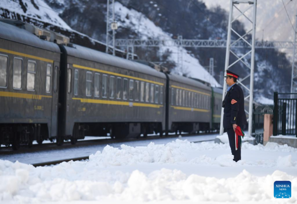 China's Slow Trains Ensure Smooth Trips During Spring Festival Travel Rush