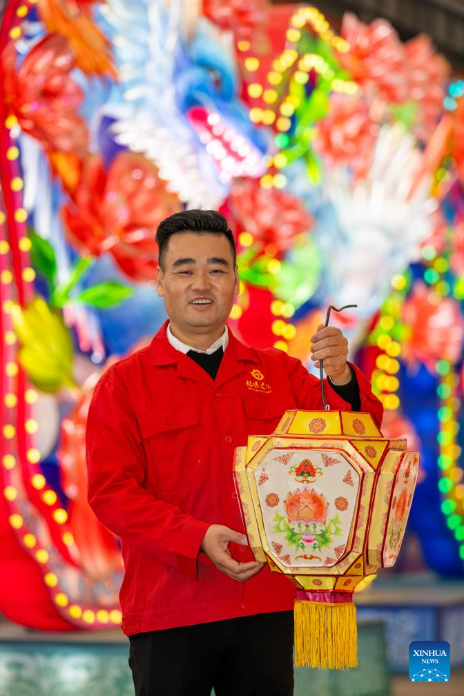 Zigong Lanterns Crafted for Upcoming Spring Festival Zigong Lanterns Crafted for Upcoming Spring Festival