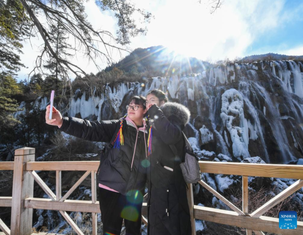 Int'l Tourism Festival Featuring Frozen Waterfalls Opens at Jiuzhaigou National Park