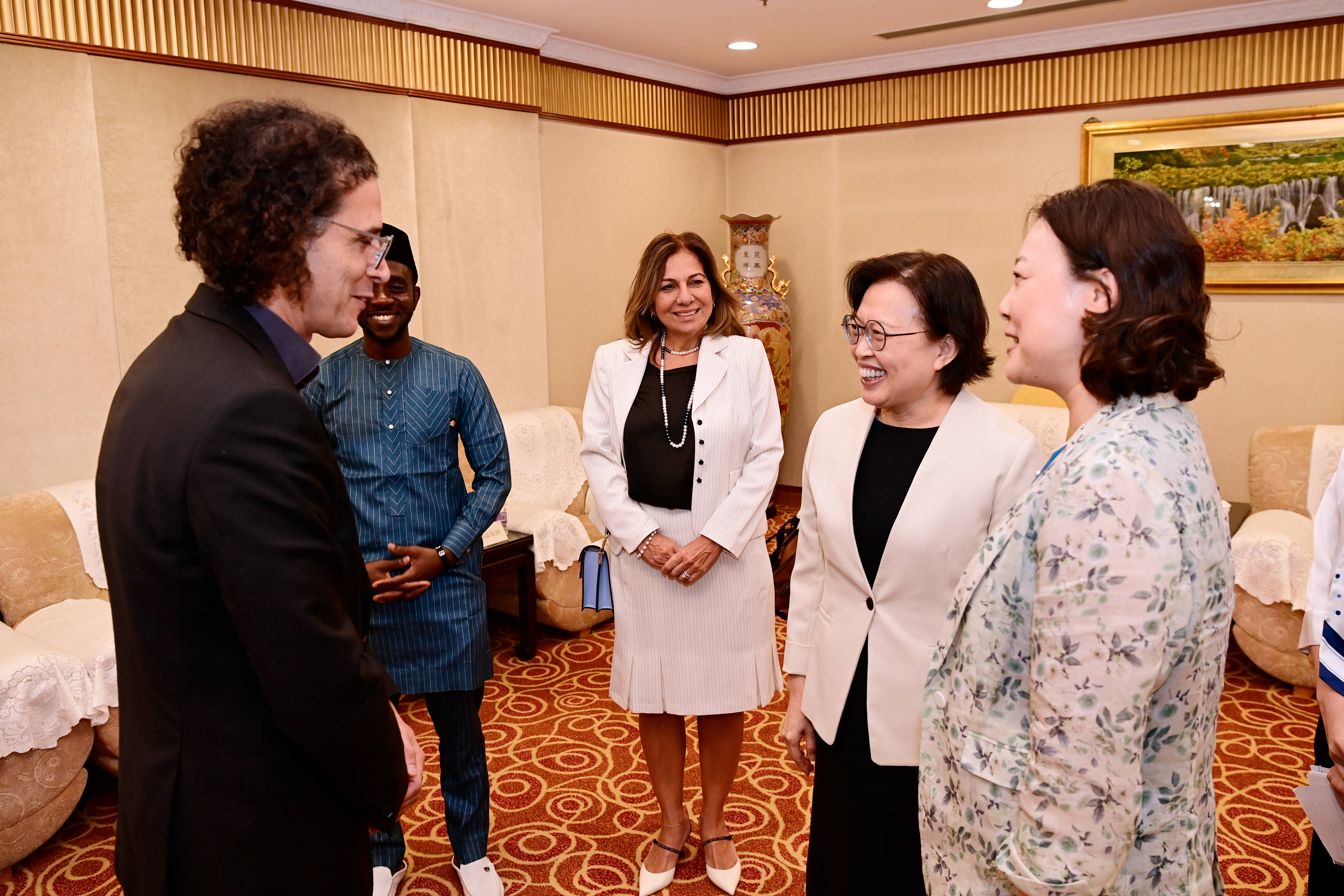 Huang Meets Award-Judging, Award-Winning Representatives of 2023 UNESCO Prize for Girls' and Women's Education