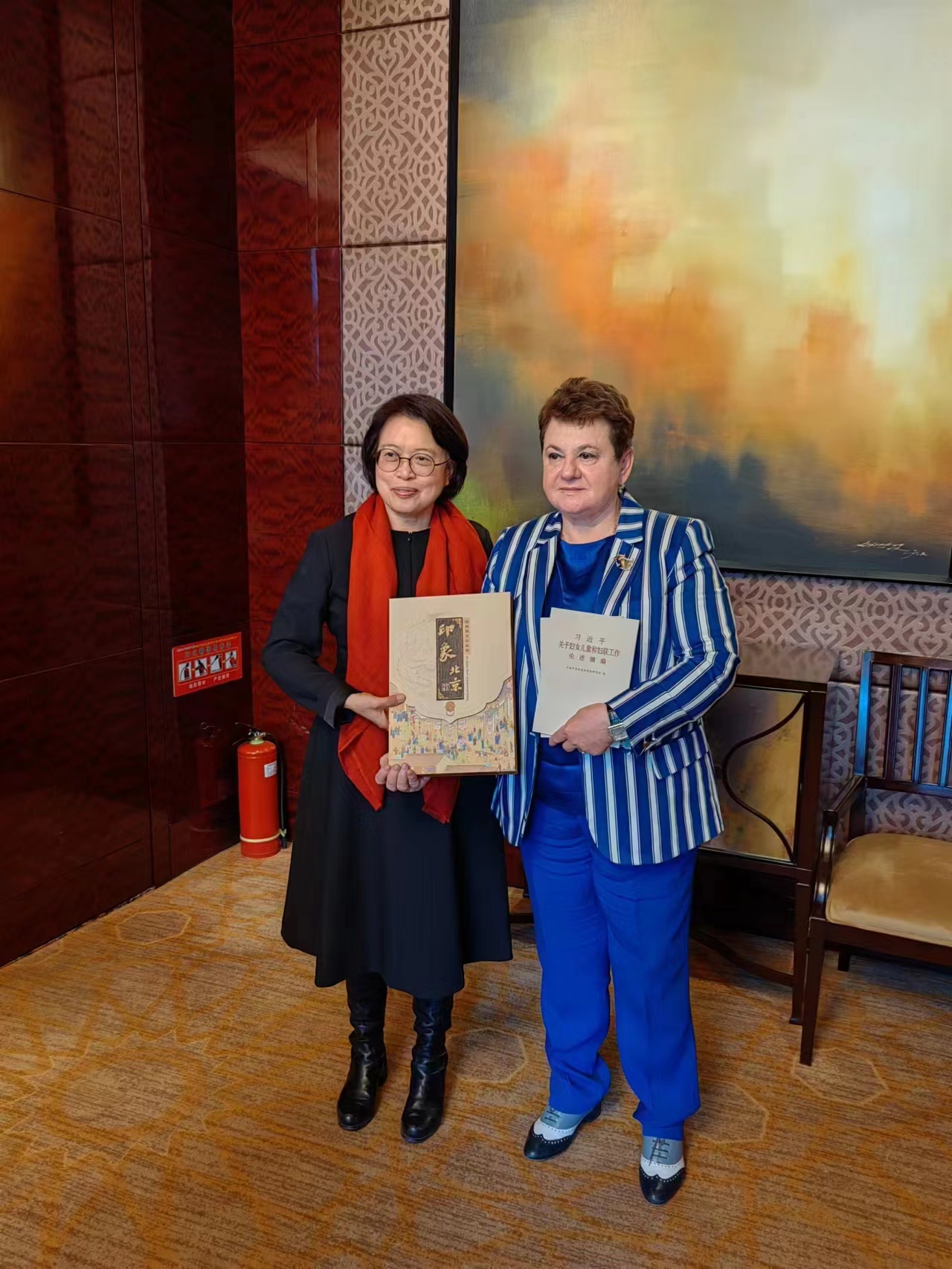 Huang Meets President Orlova of CRFCPD's Women's Council on Russian Side