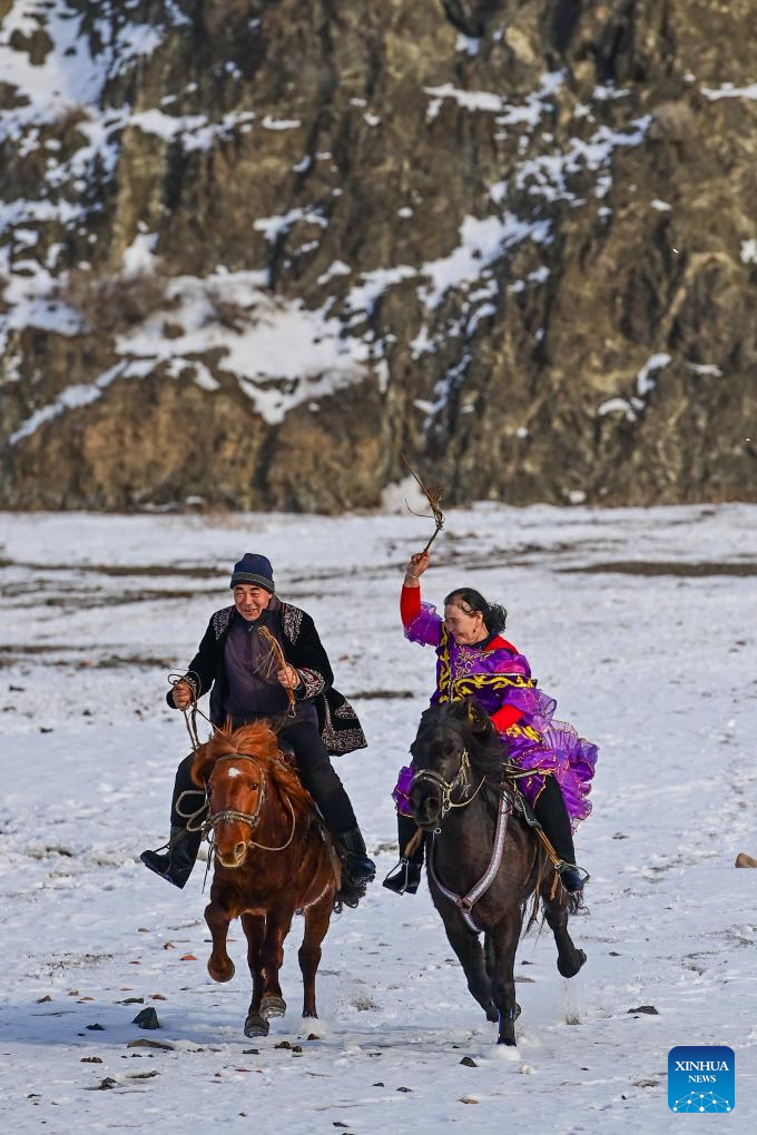 Service Stations Organize Activities for Herdsmen to Enrich Leisure Time in Xinjiang