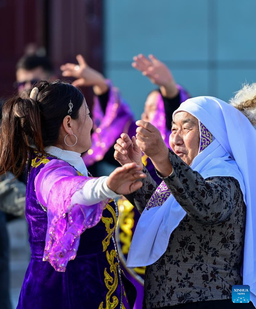 Service Stations Organize Activities for Herdsmen to Enrich Leisure Time in Xinjiang
