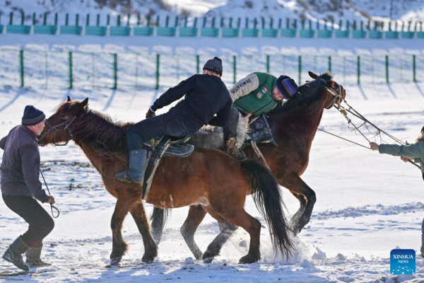 Service Stations Organize Activities for Herdsmen to Enrich Leisure Time in Xinjiang