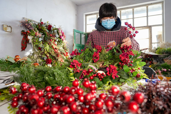 Silk Flowers Help Local Women Gain Employment in Hebei