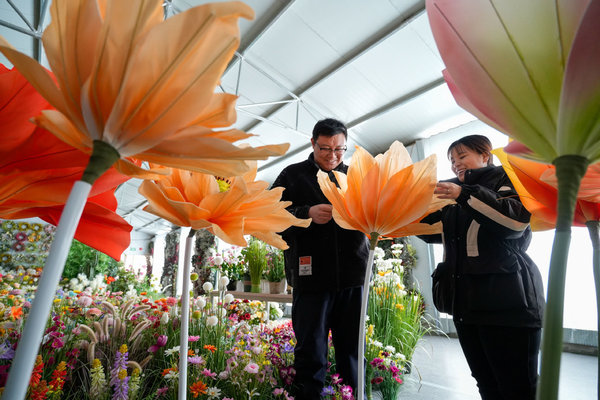 Silk Flowers Help Local Women Gain Employment in Hebei