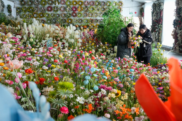 Silk Flowers Help Local Women Gain Employment in Hebei