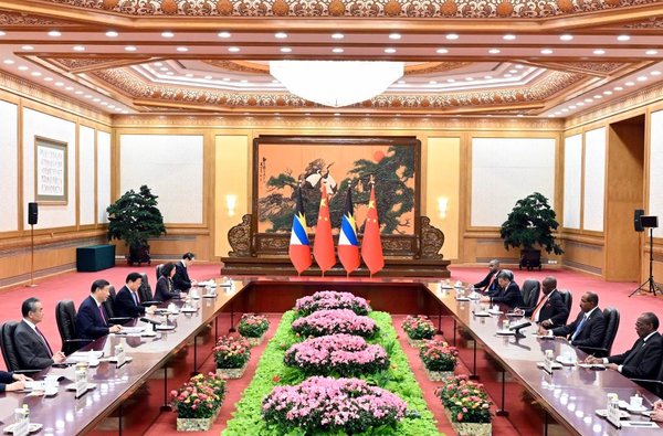 Xi Meets Antigua and Barbuda's Prime Minister