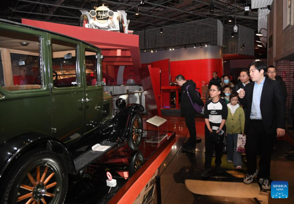 Children Visit Beijing Auto Museum During Winter Vacation