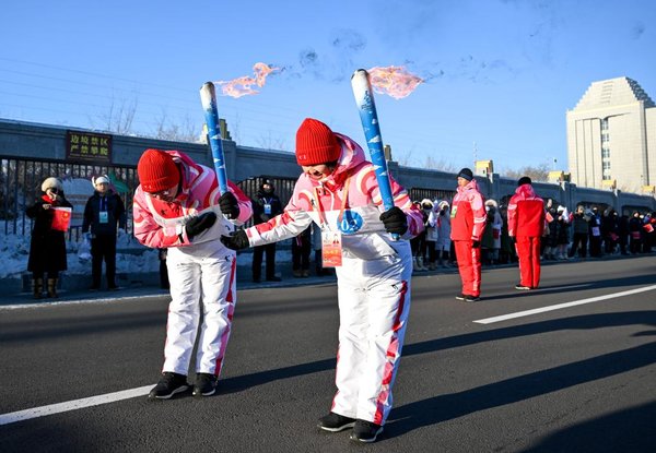 Chinese astronauts return to earth after six months in space