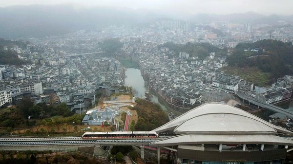 Maglev Sightseeing Express Line Boosts Tourism in Fenghuang Ancient Town