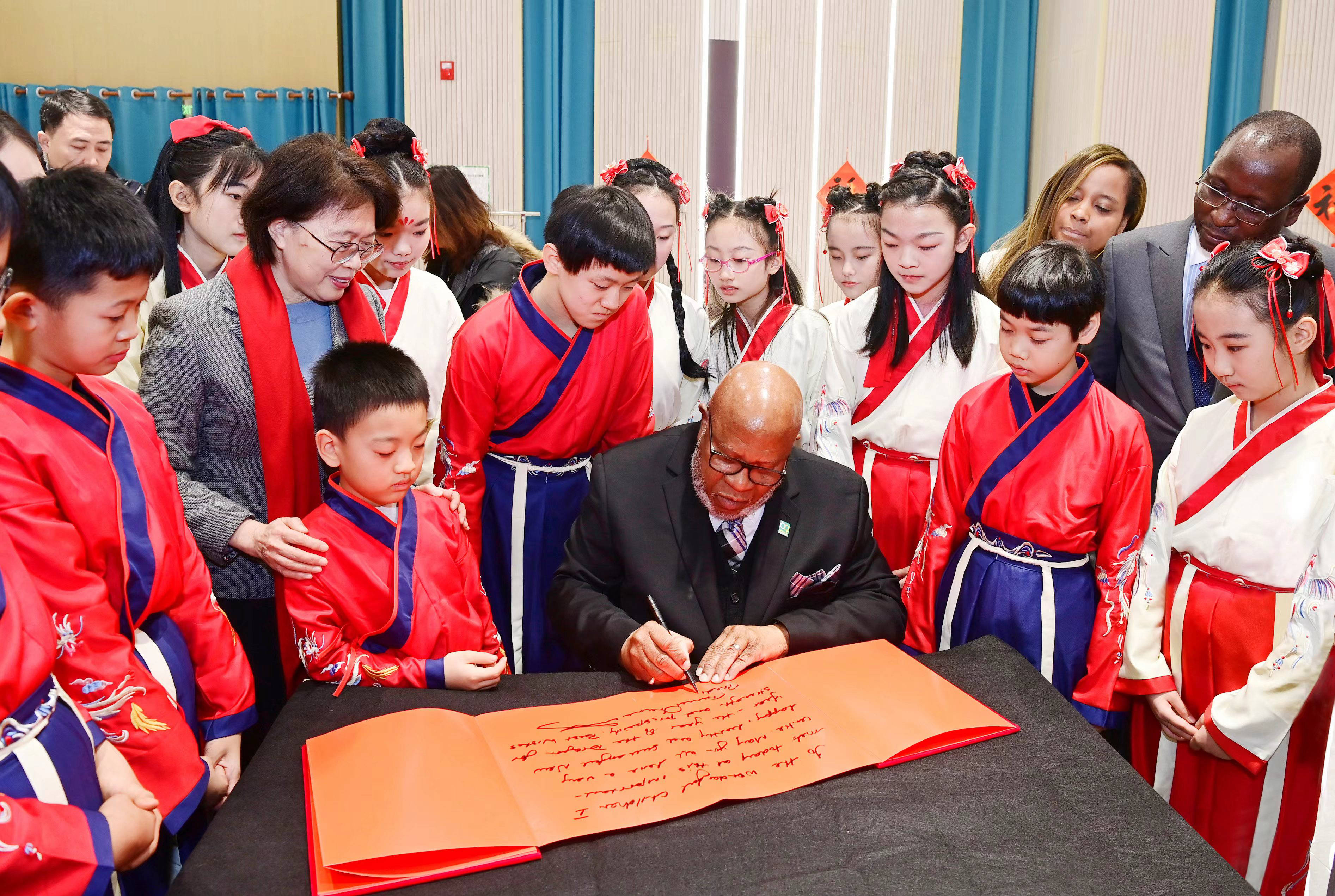 Huang Meets President of 78th Session of General Assembly