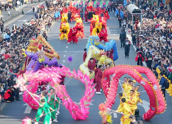 China Focus: Longer Spring Festival Holiday Sparks Travel Frenzy Among Chinese