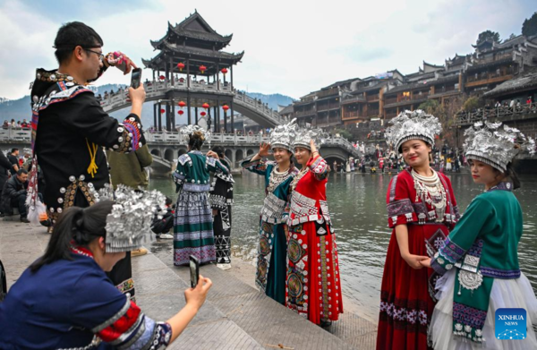 China Focus: Longer Spring Festival Holiday Sparks Travel Frenzy Among Chinese