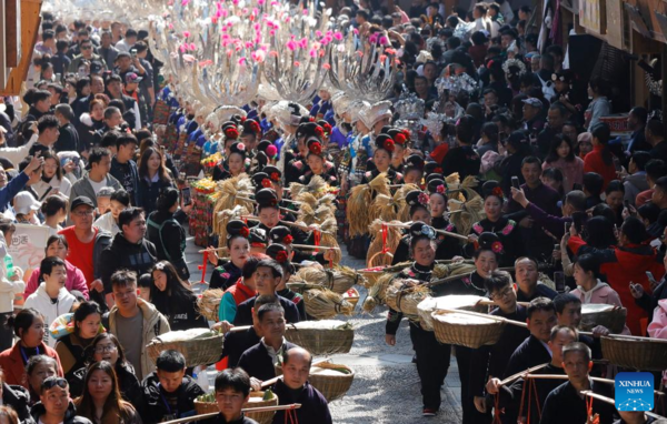 China Focus: Longer Spring Festival Holiday Sparks Travel Frenzy Among Chinese