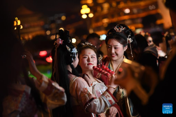 China Focus: Longer Spring Festival Holiday Sparks Travel Frenzy Among Chinese