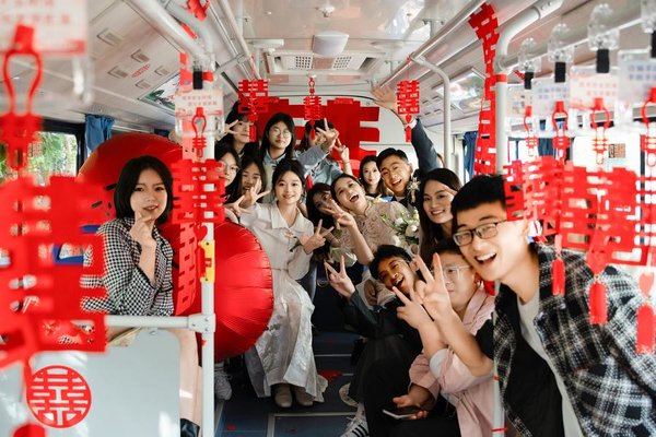 Wedding Bus a New Fad Among Chinese Newlyweds