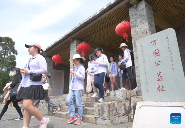 Students from United States and Fuzhou University Visit Kuliang in SE China's Fujian