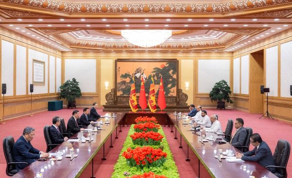 Xi Meets Sri Lankan PM in Beijing