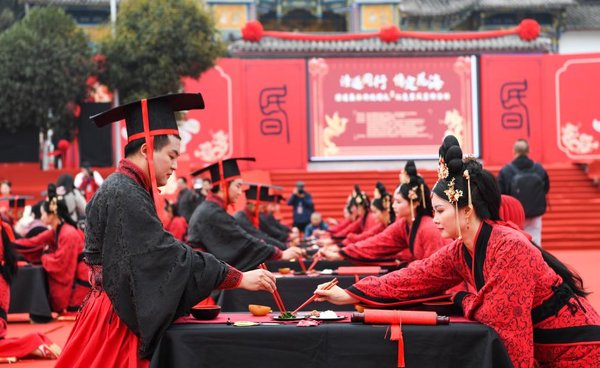 Culture&Life | Traditional Chinese-Styled Group Wedding for 28 New Couples Held in Chongqing