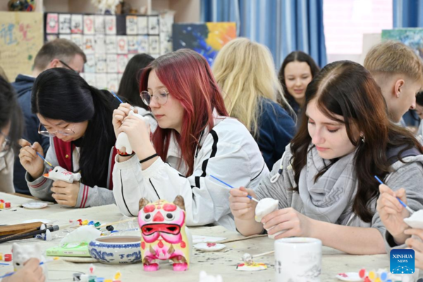 German, Chinese Students Unite in Chinese Painting at Qingdao No. 9 High School