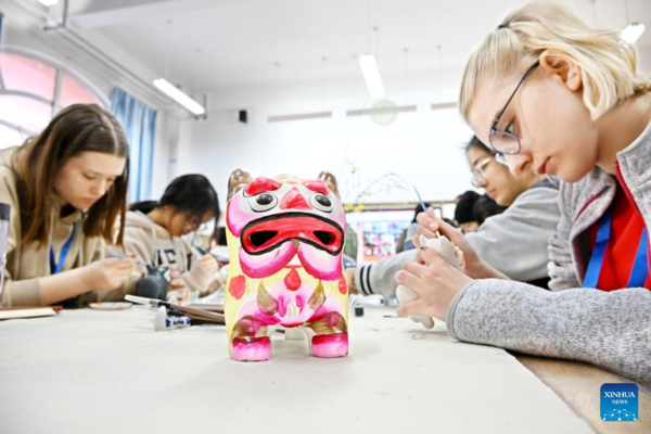 German, Chinese Students Unite in Chinese Painting at Qingdao No. 9 High School