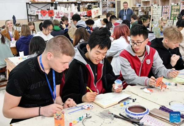 German, Chinese Students Unite in Chinese Painting at Qingdao No. 9 High School