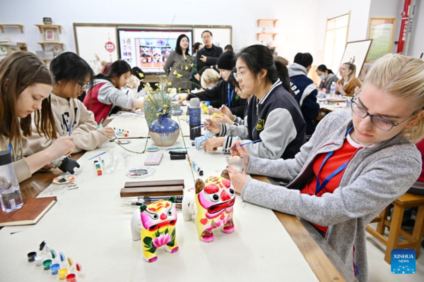 German, Chinese Students Unite in Chinese Painting at Qingdao No. 9 High School