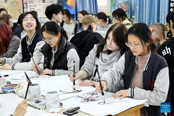 German, Chinese Students Unite in Chinese Painting at Qingdao No. 9 High School