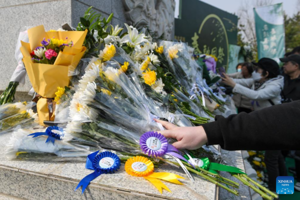 People Pay Tribute to Deceased Ahead of Qingming Festival in Beijing