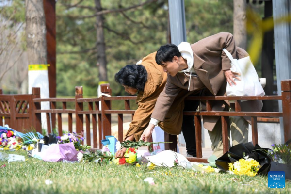 People Pay Tribute to Deceased Ahead of Qingming Festival in Beijing