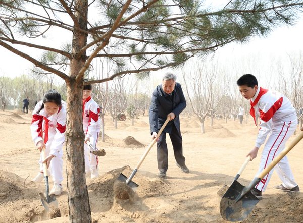 Xi Focus: Xi Plants Trees in Beijing, Urging Nationwide Afforestation Efforts for Beautiful China