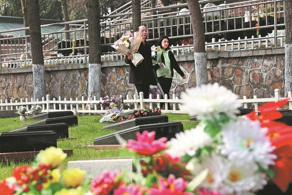 Chinese Going Online for Tomb Sweeping