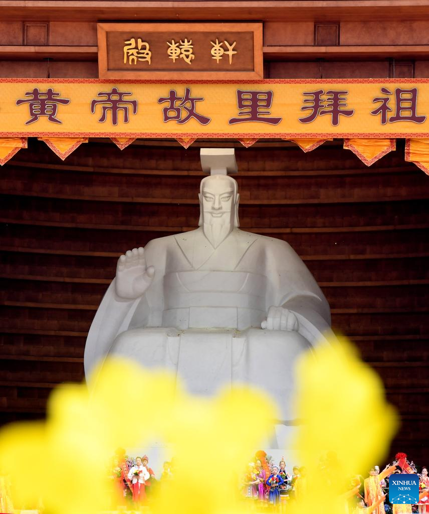 Chinese People Pay Tributes to Legendary Ancestor