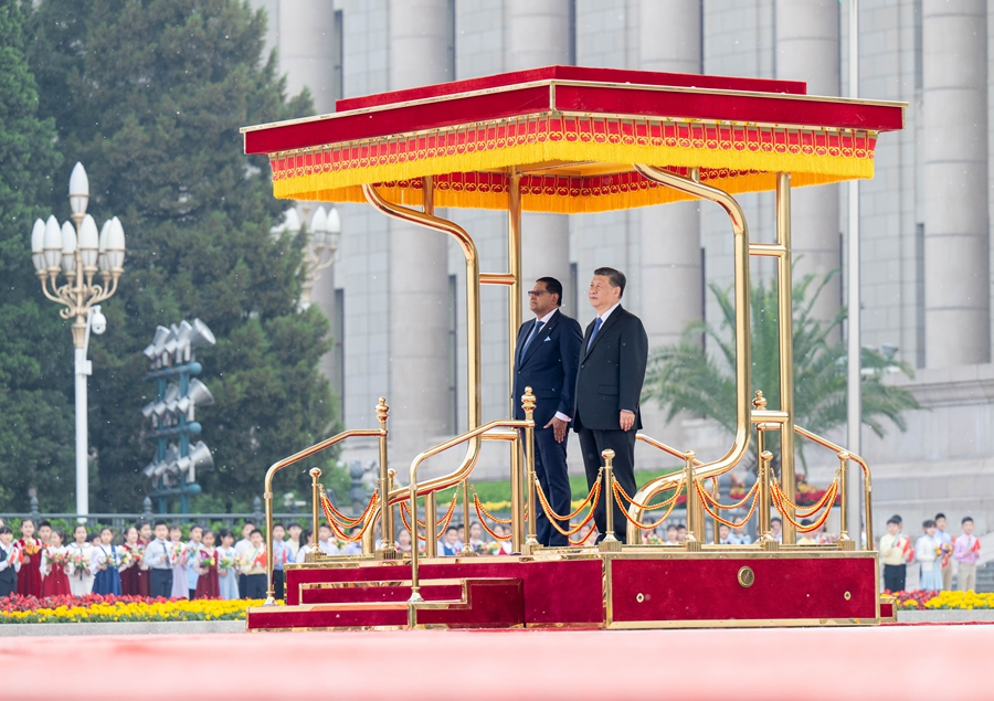 Xi Holds Talks with Surinamese President