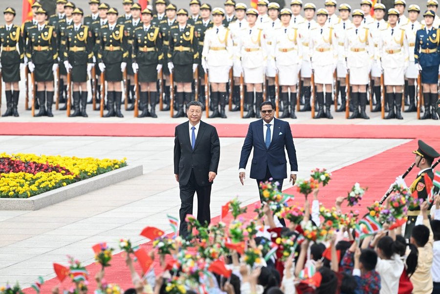 Xi Holds Talks with Surinamese President